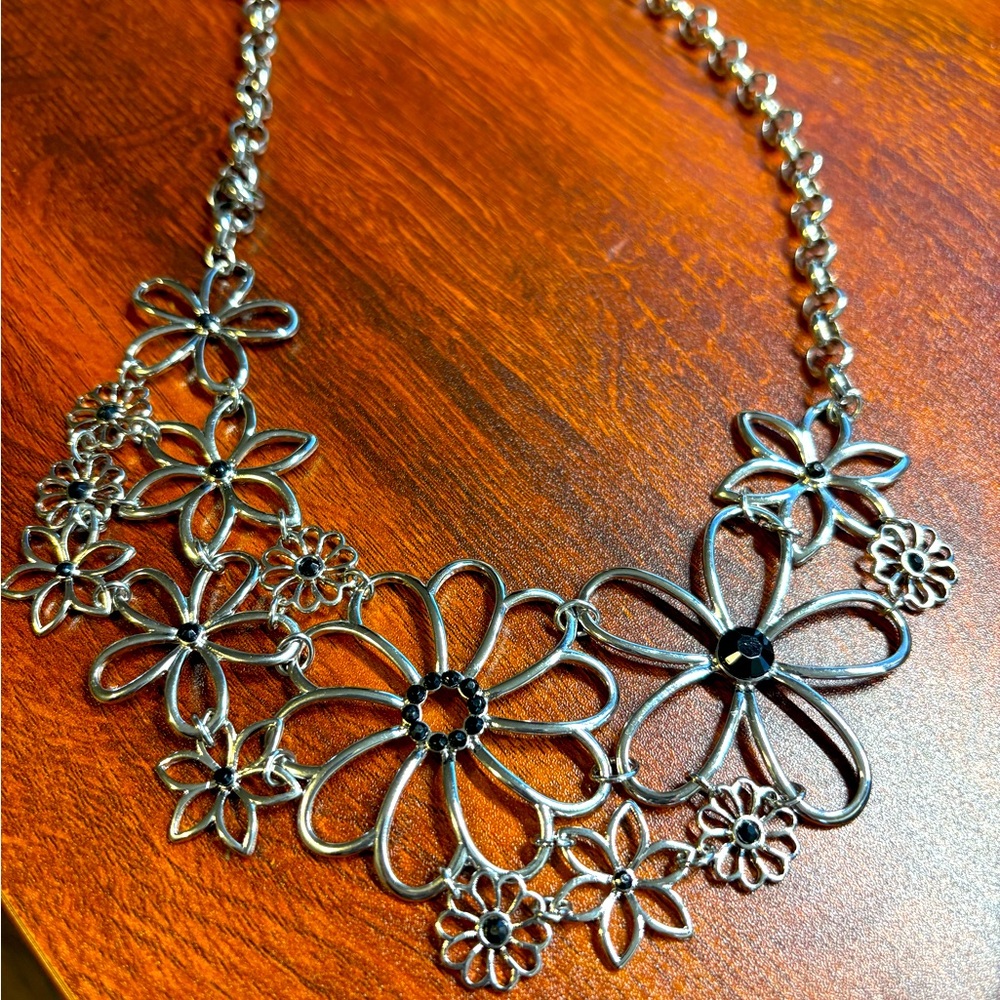 Adorable flower necklace with black and silver details. Perfect for spring!